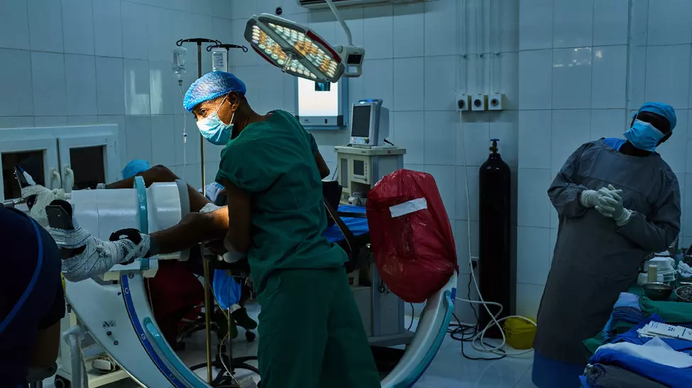 Povestea chirurgului care a salvat sute de vieți în Sudan, sub bombardamente: spitalul din prima linie a războiului