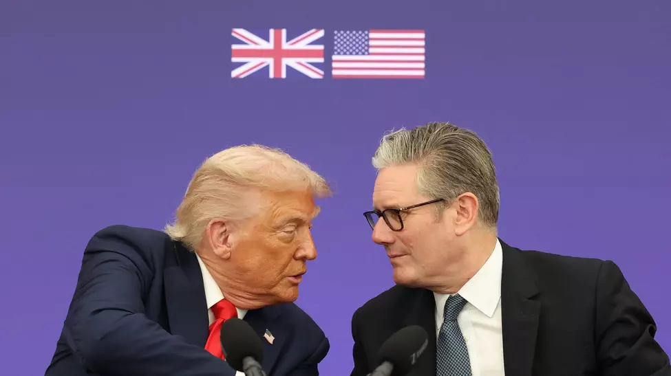 Marea Britanie, presată să răspundă dur tarifelor lui Trump: apel la o „bazooka comercială” în stilul UE