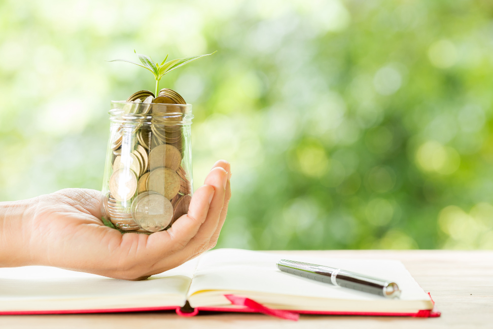 Cum să economisești bani eficient chiar dacă ai un venit mediu
