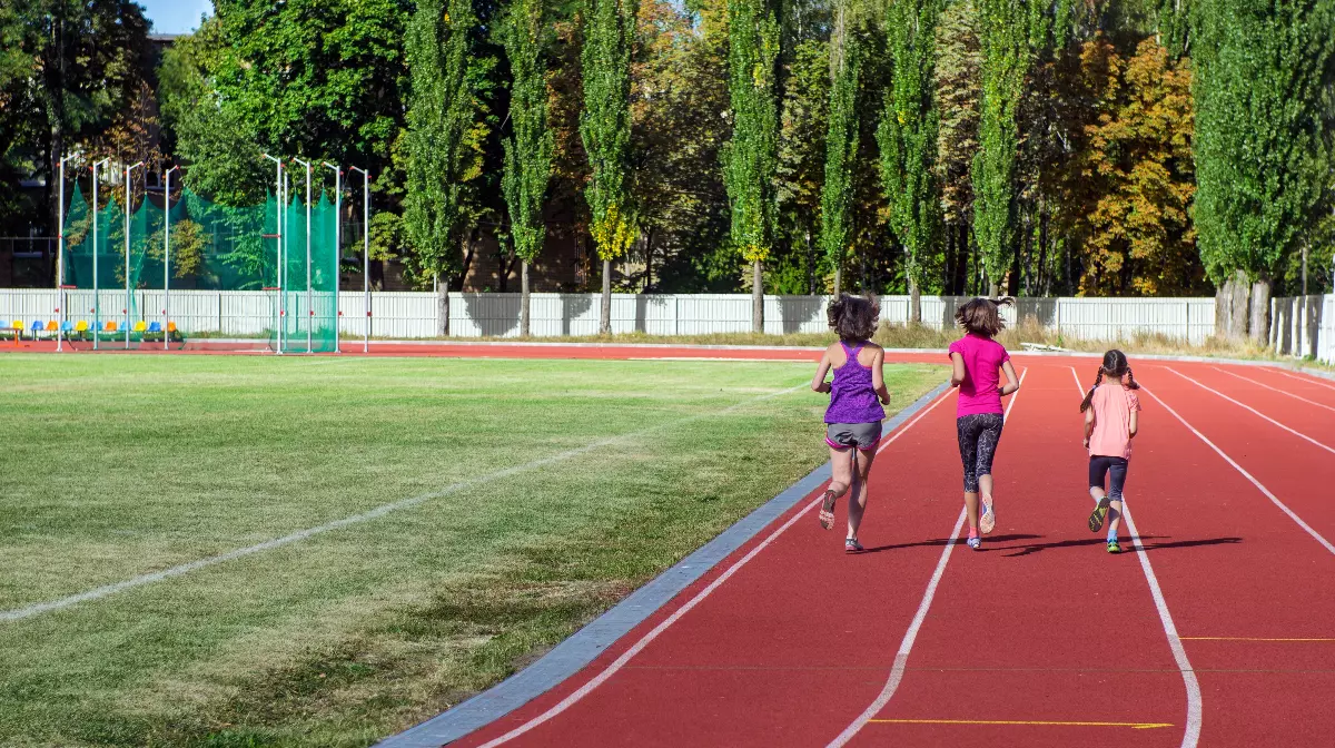 Echipamentul pentru ora de sport nu trebuie să coste o avere. Ce pot cumpăra părinții cu mai puțin de 100 de lei