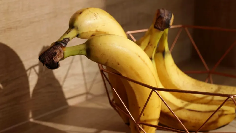 Ai o banană bine coaptă în bucătărie? Cum o poți transforma într-o mască pentru pielea uscată